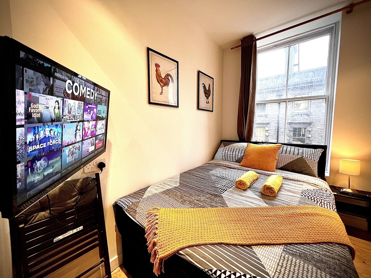 Super Central & Cosy Private Room in West End - R8