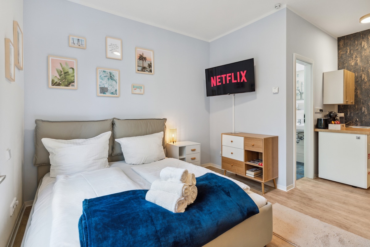 Suburban Oasis for 2 - Parking, Netflix, near BER