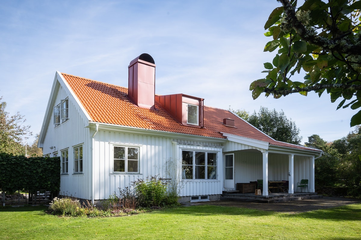 Large house by lake in Tollered