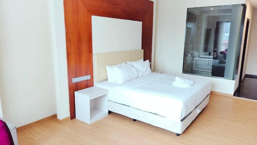 Kingston KL | Clean King Bed Room with KLCC View
