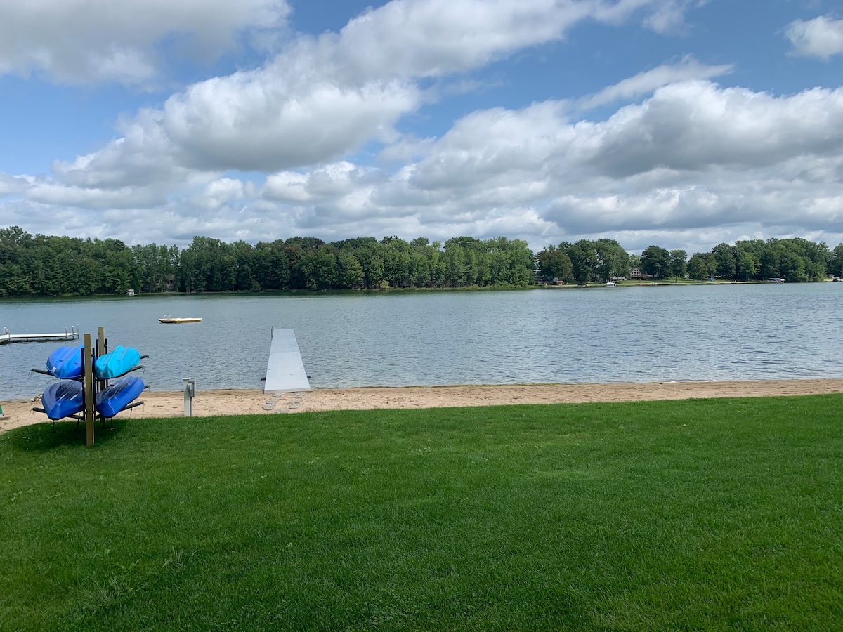 位于考登湖（ Cowden Lake ）的温馨乡村小屋