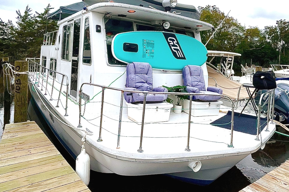 Experience life on the water Houseboat!