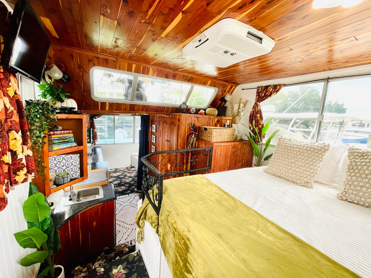 Experience life on the water Houseboat!