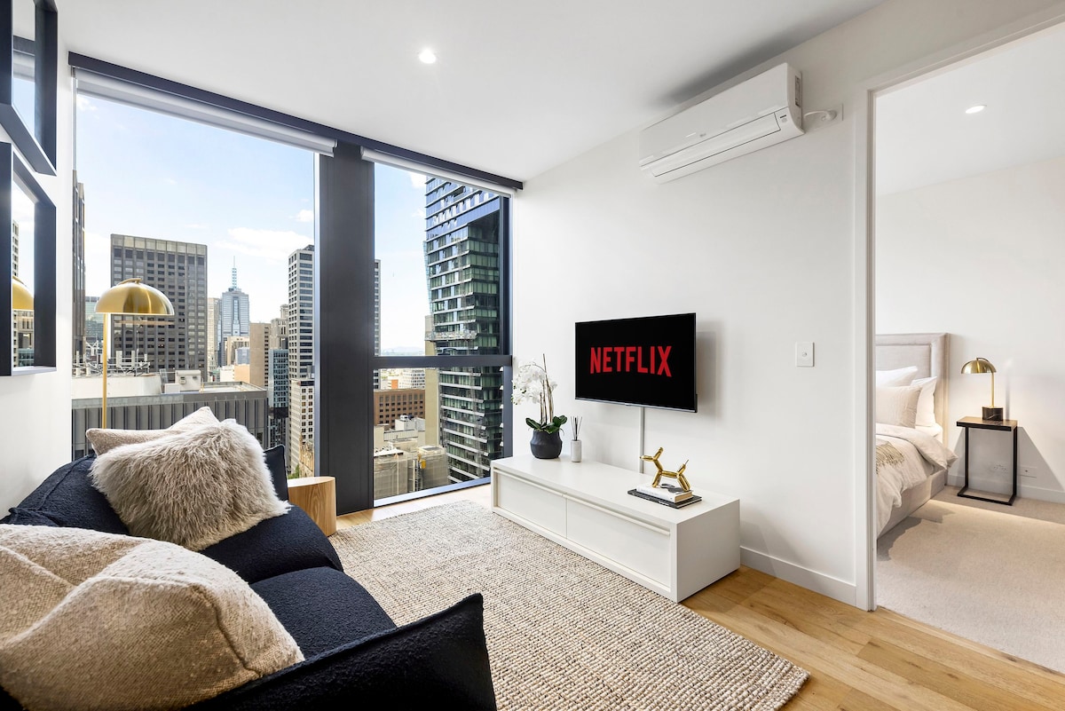 Modern Collins St Apartment with City Views + Gym