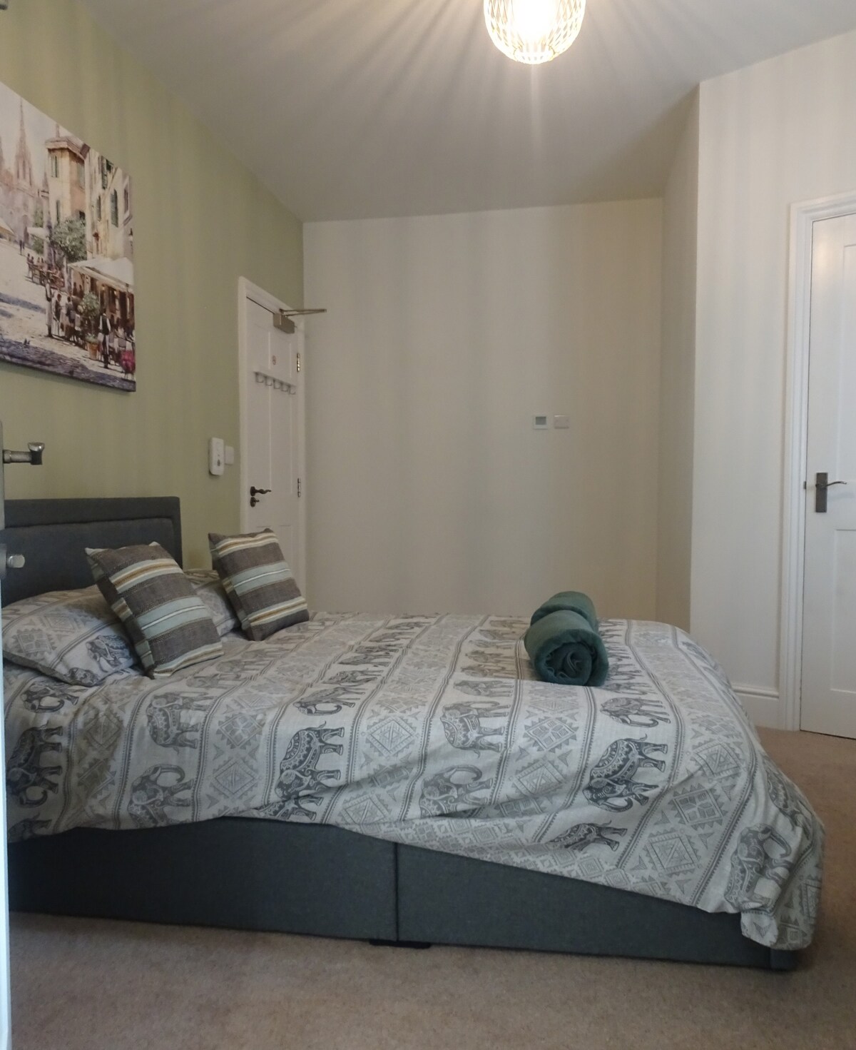 Generous en-suite King bedroom in city centre