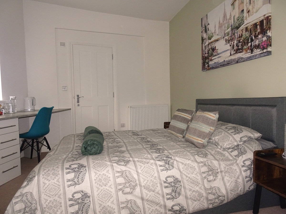 Generous en-suite King bedroom in city centre