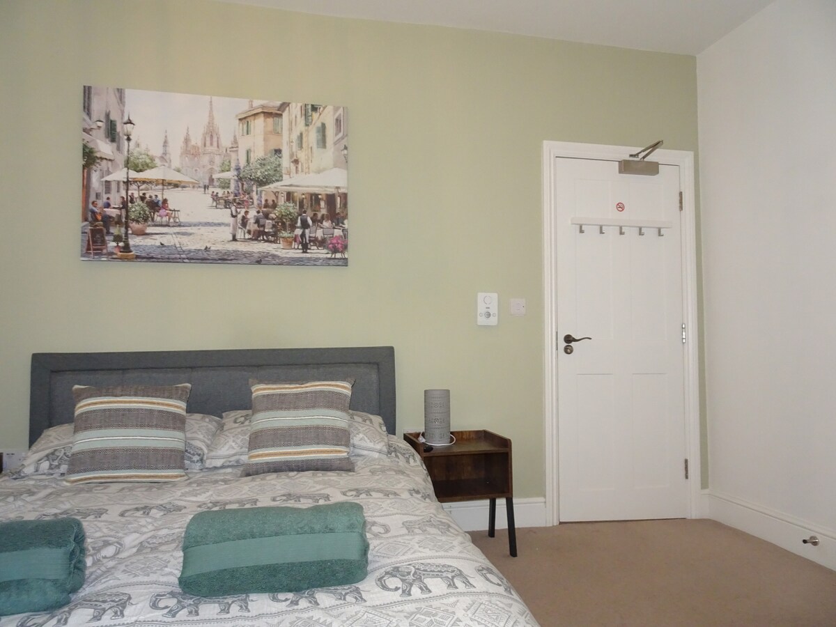 Generous en-suite King bedroom in city centre