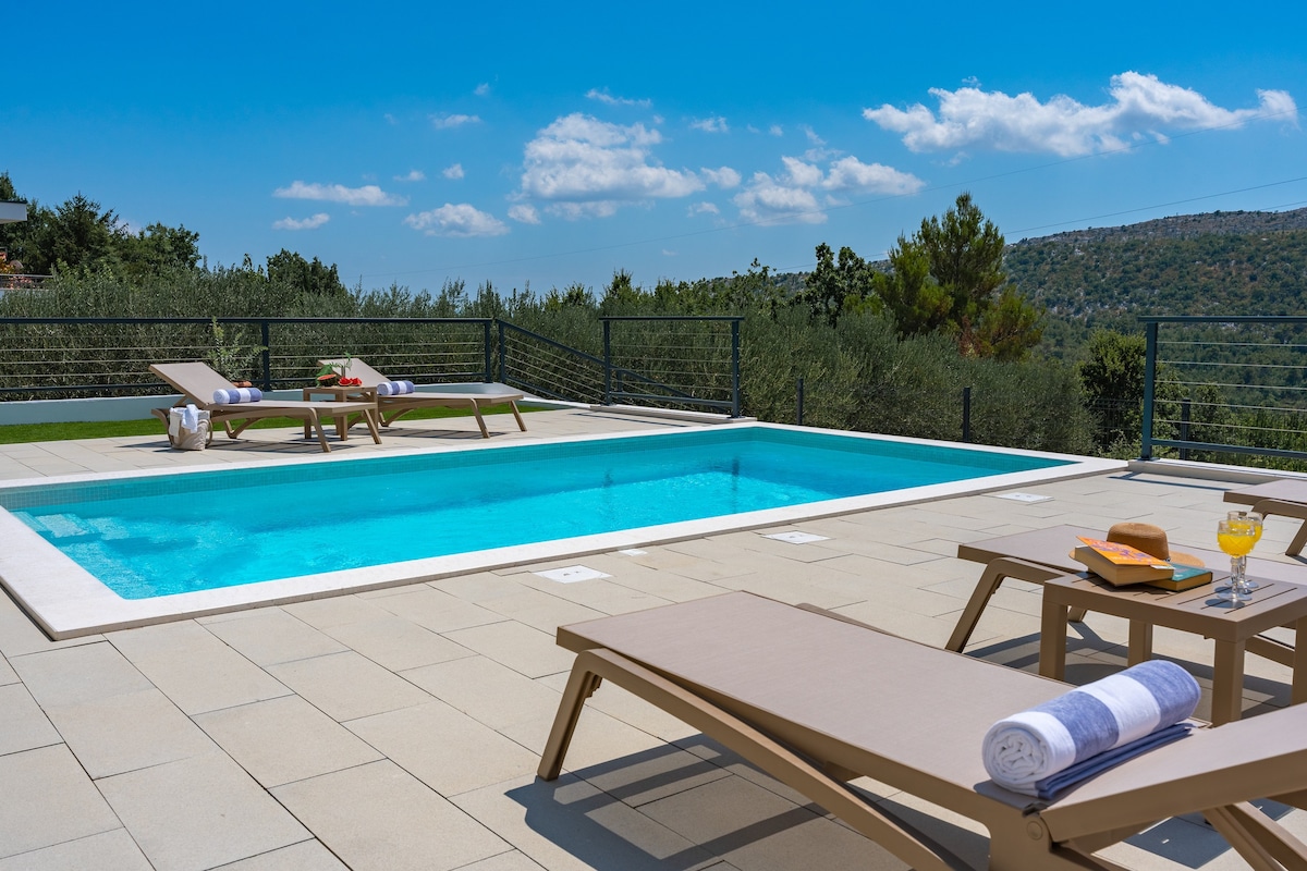 Villa Nacle with private pool