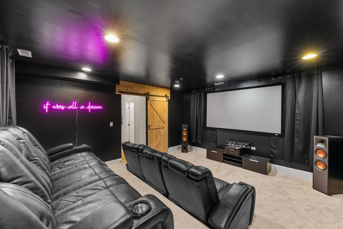 Luxurious 8 Bed Retreat State of the Art Theater
