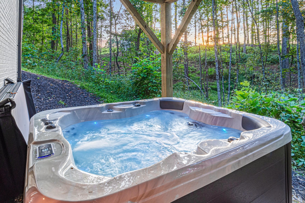 Wooded Oasis 15 min to Asheville w/ HotTub & Sauna