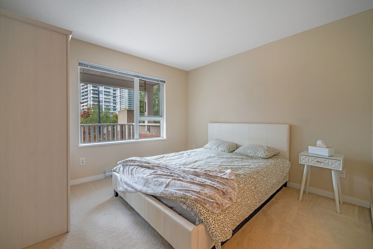 Cozy Apt Steps to SkyTrain & Shopping Center