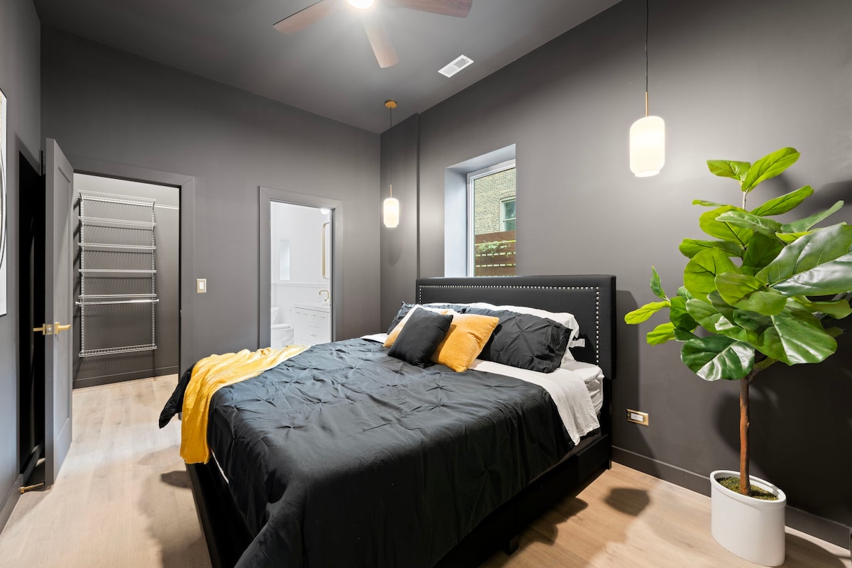 Chic 4-Bedroom Haven: Designer's Dream Home