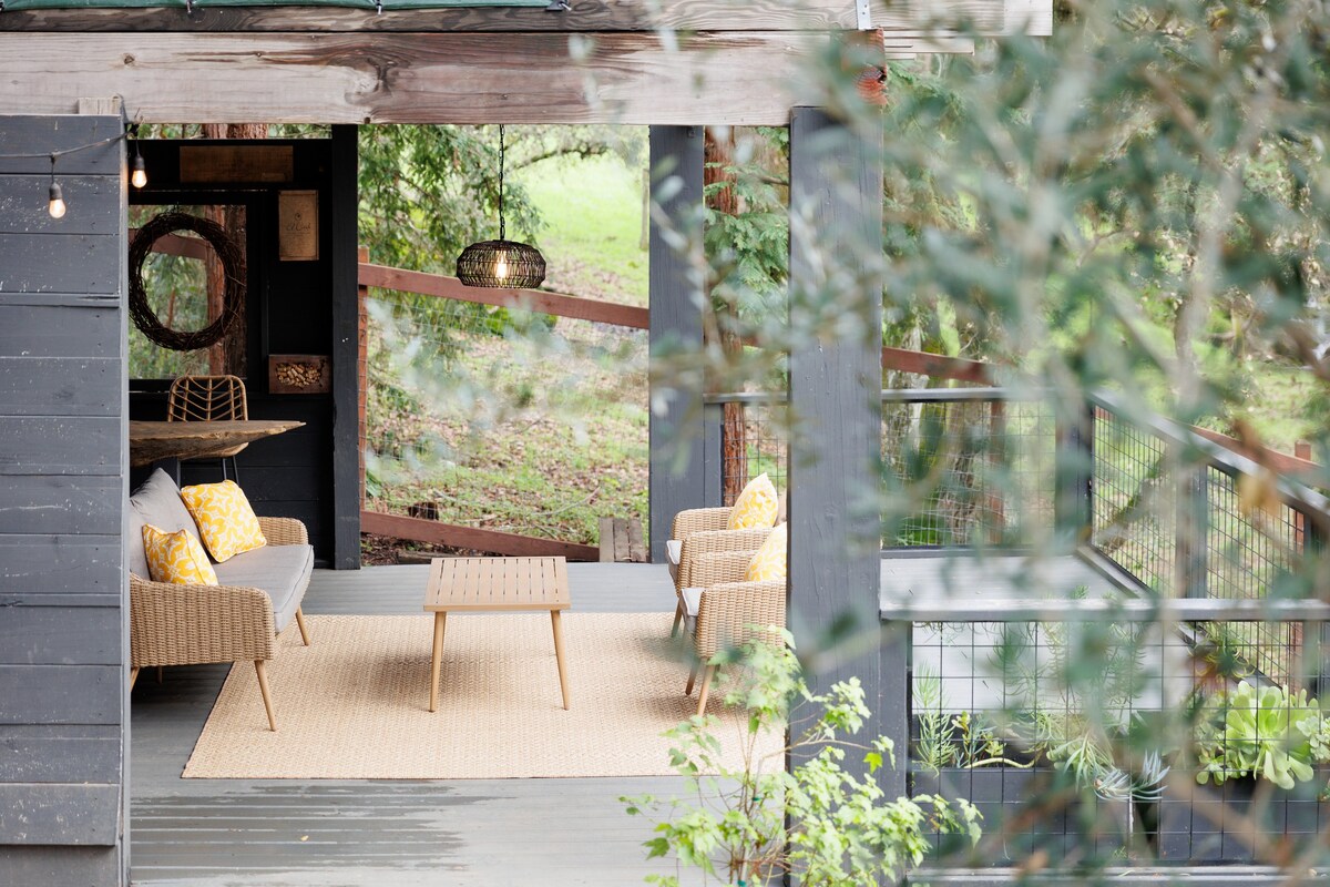 Stylish Creekside Sonoma Oasis + Hot Tub