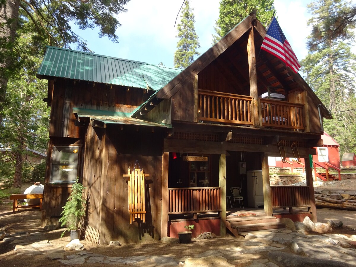 The Knotty Cabin in Kings Canyon NP