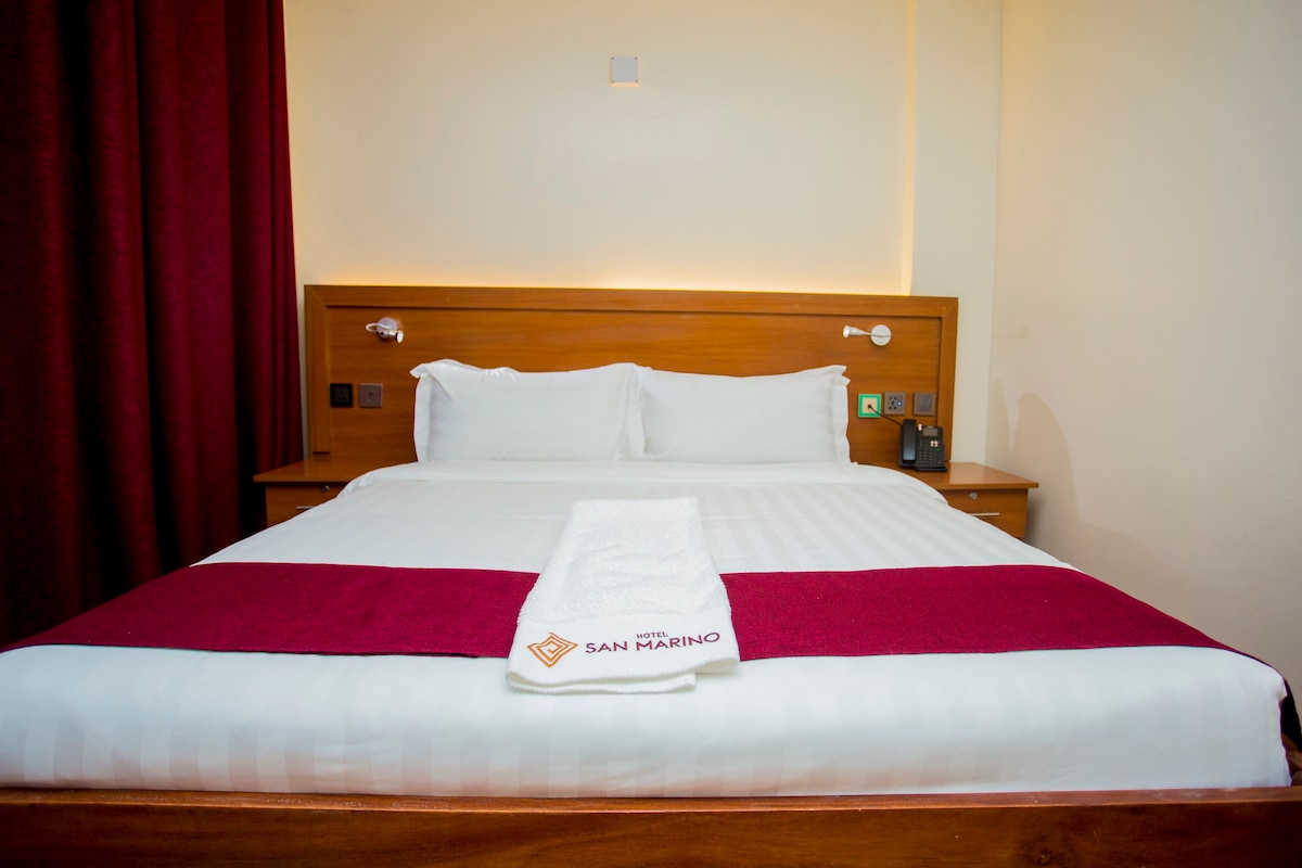 在圣马力诺酒店（ Hotel San Marino ）享受舒适的住宿体验。