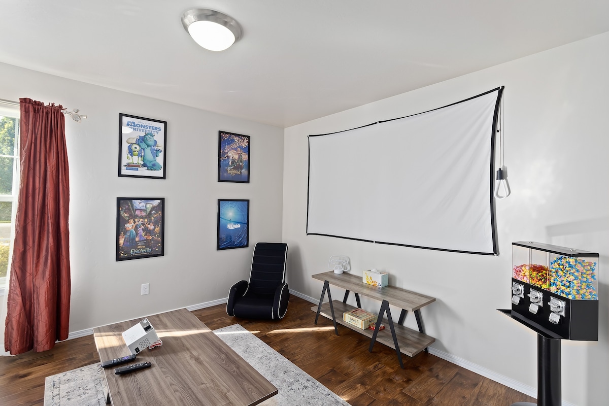 4BR Canyonview Getaway -Projector