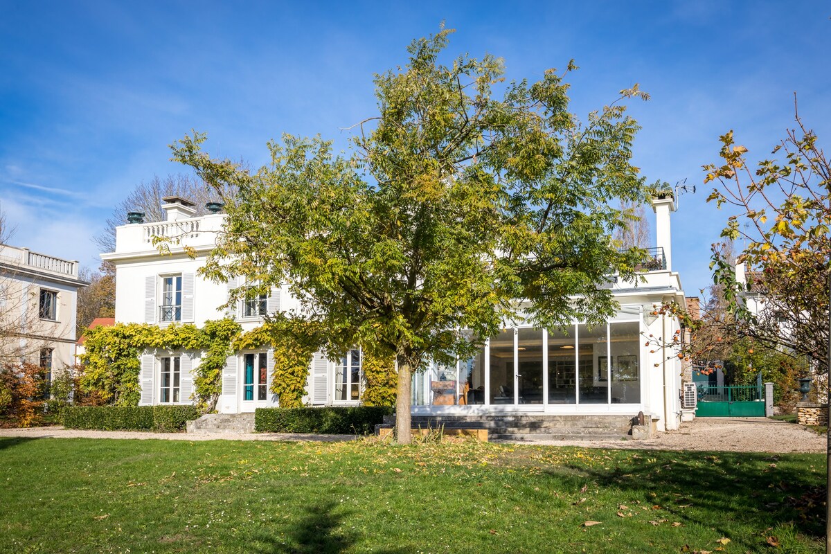 Le Pavillon de Chasse-Les Demoiselles in Versailles