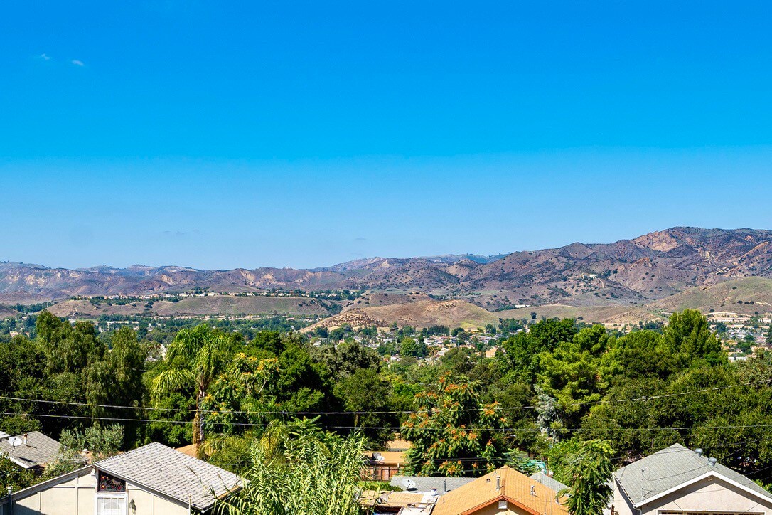 西米谷（ Simi Valley ）中心的山景度假胜地！