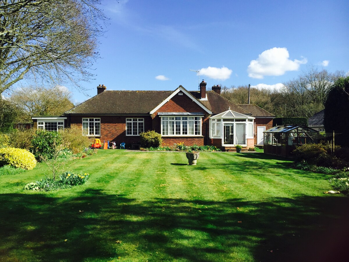 Spacious bungalow walking distance to New Forest