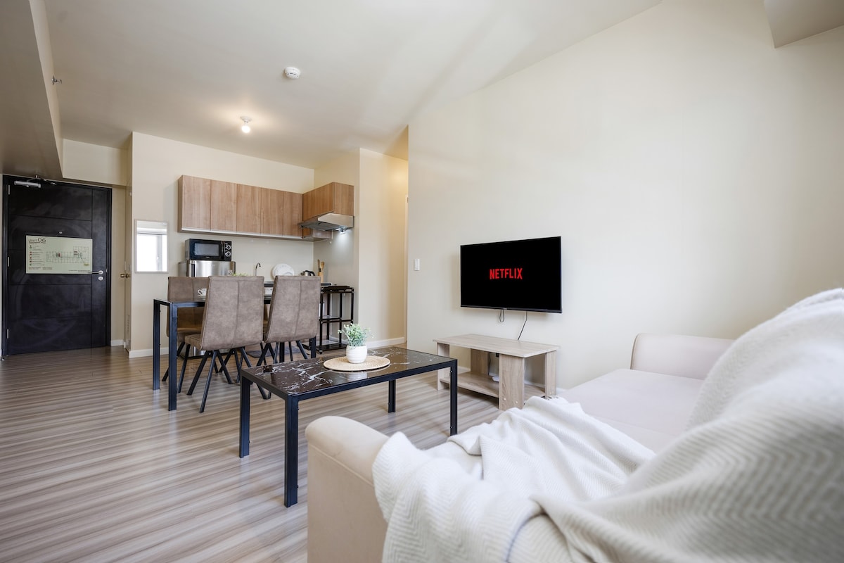 2BR in Cebu IT Park—250Mbps, Neflix & Pool Access