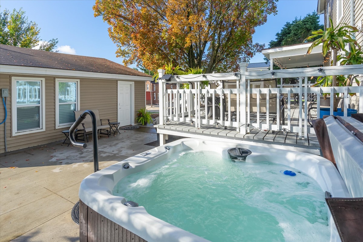 Soak & Play Starved Rock Hot Tub/Game Room Getaway