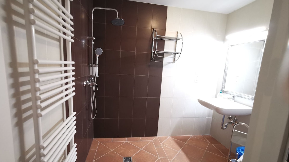 Standard szoba akadálymentes fürdőszobával