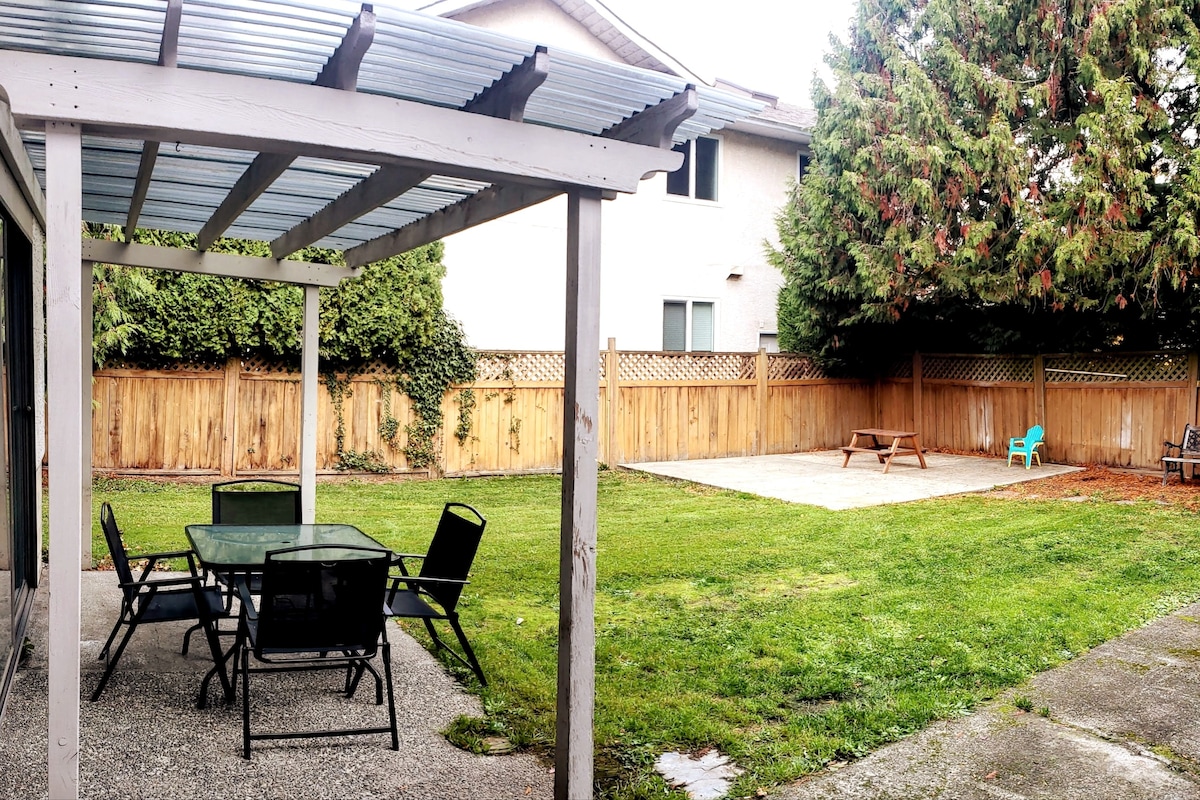 Large and bright 3BR with private patio & backyard