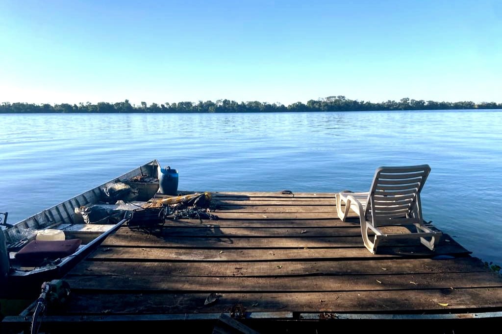 Rancho na beira do rio Paraná