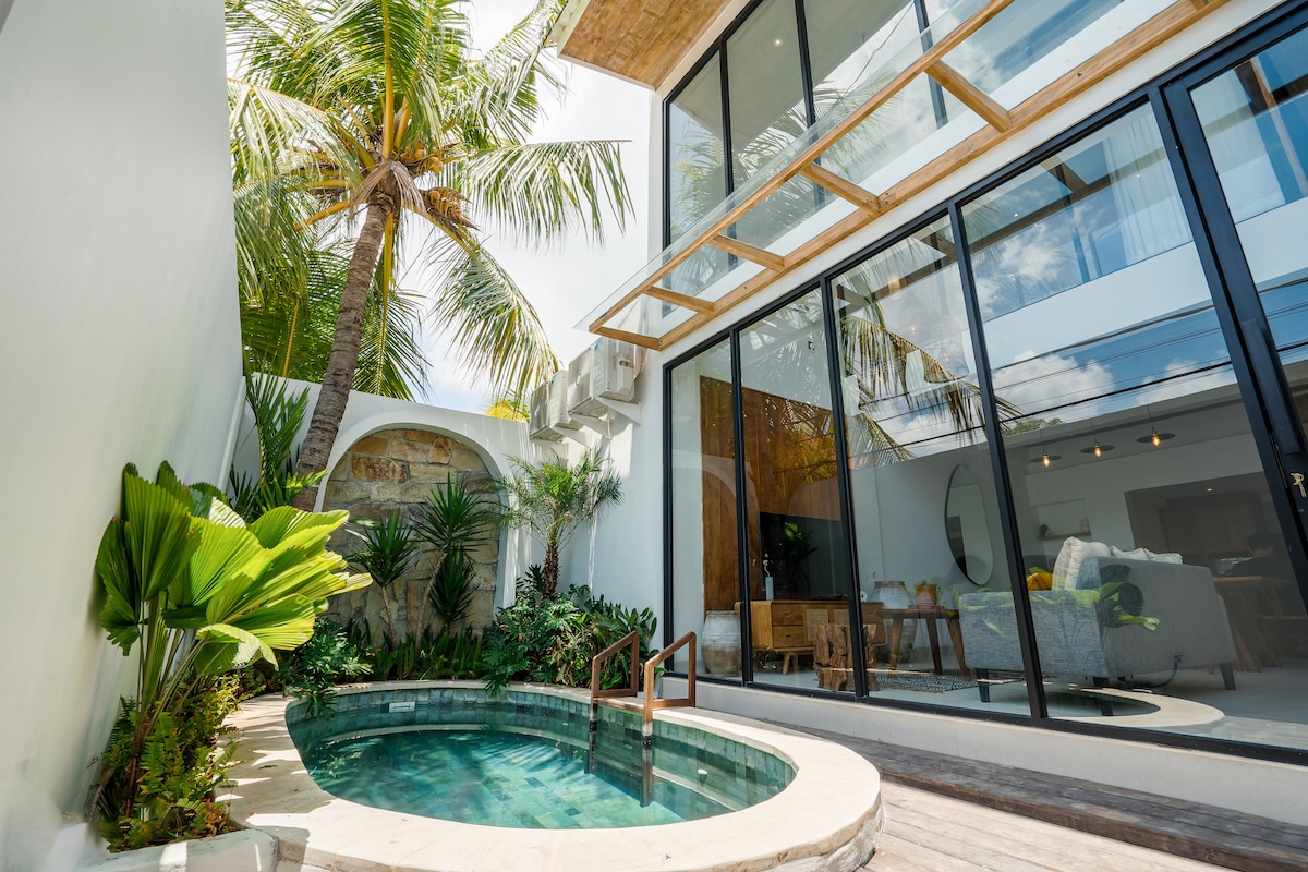 Lofty Pool Villa Near The Beach in Vibrant Legian