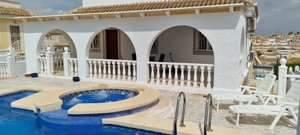 Detached Villa with Pool/Jacuzzi