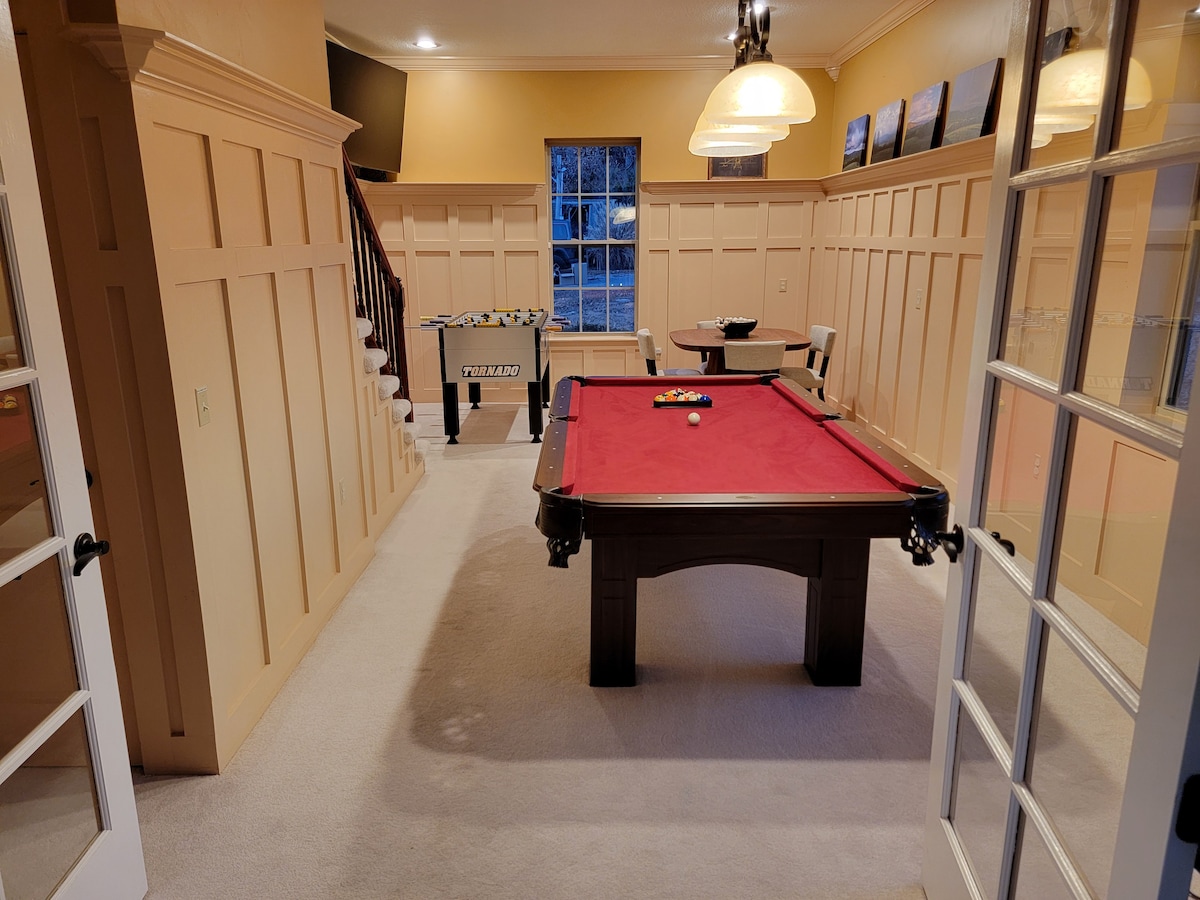 Mountain Escape: King Beds, Views, Kitchen, Games