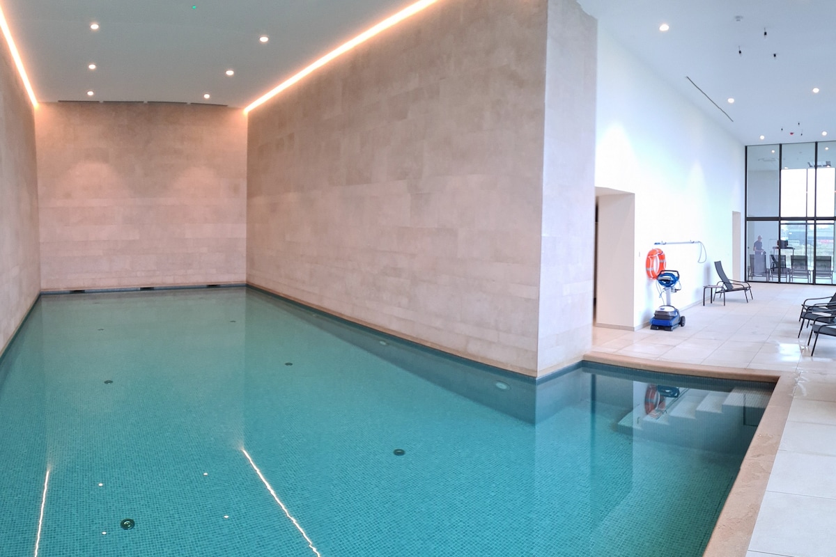 Sea view, free pool & gym