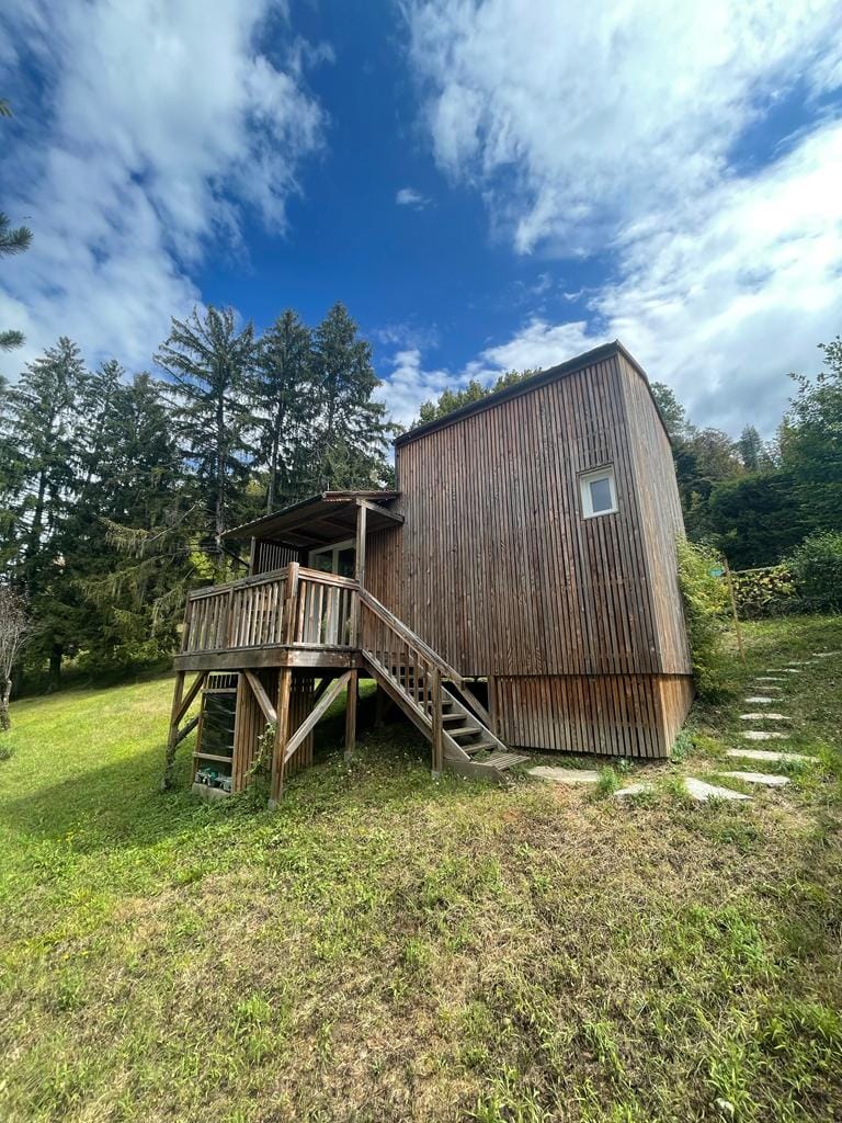 Petite maison individuelle dans une propriété