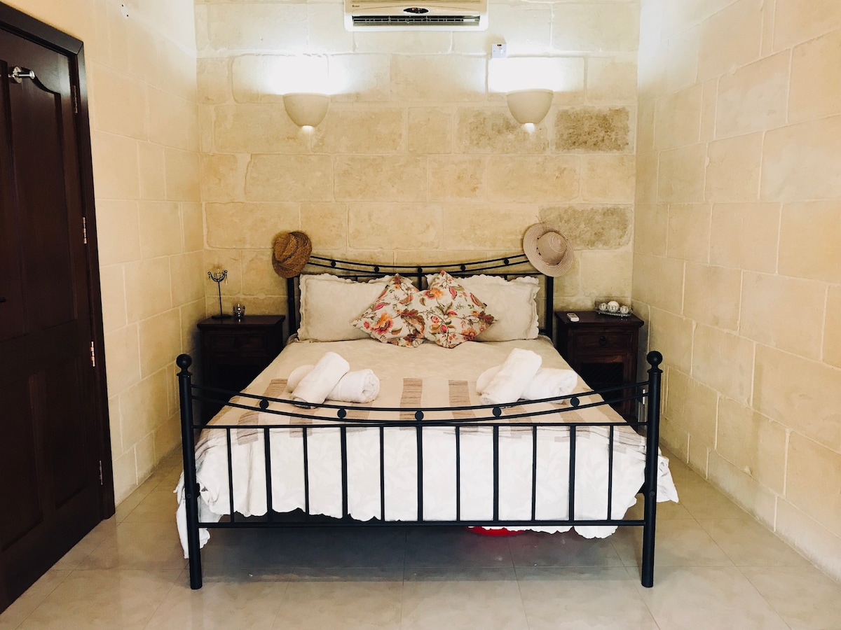 Beautiful Room En-Suite In Gozo with Breakfast