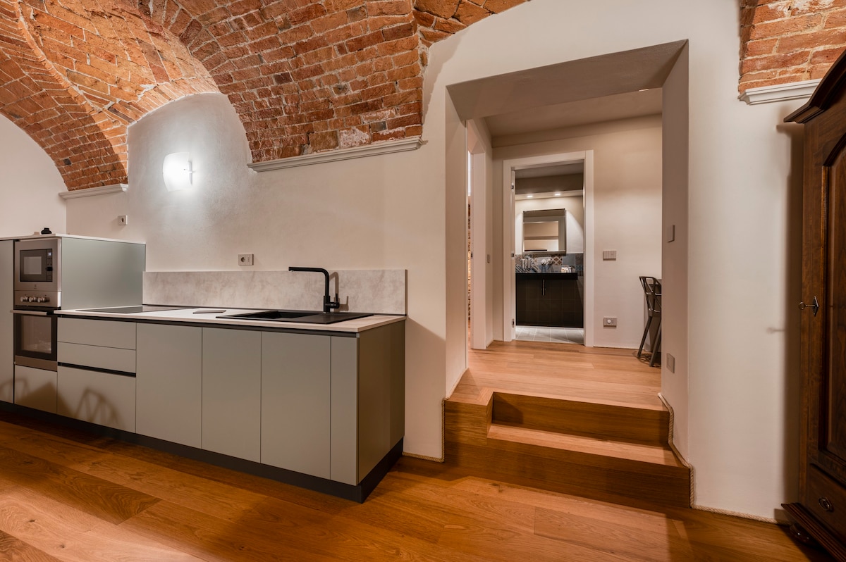 Alta langa: Luxury 1600 Brick Arch Retrat