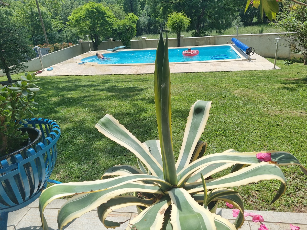 Maison 3 chambres plein pied avec piscine.