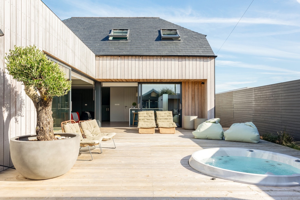 Downsea: Luxury Seaside Home with Hot Tub