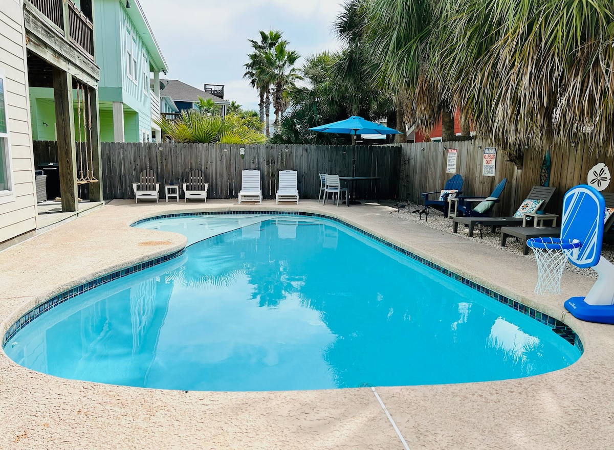 Outdoor Oasis w/ Large Private Heated Pool & Cart!