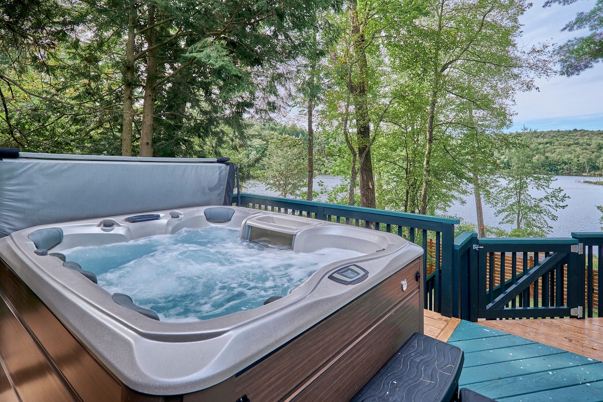 Lakeview Cottage with Hot tub in Smallwood