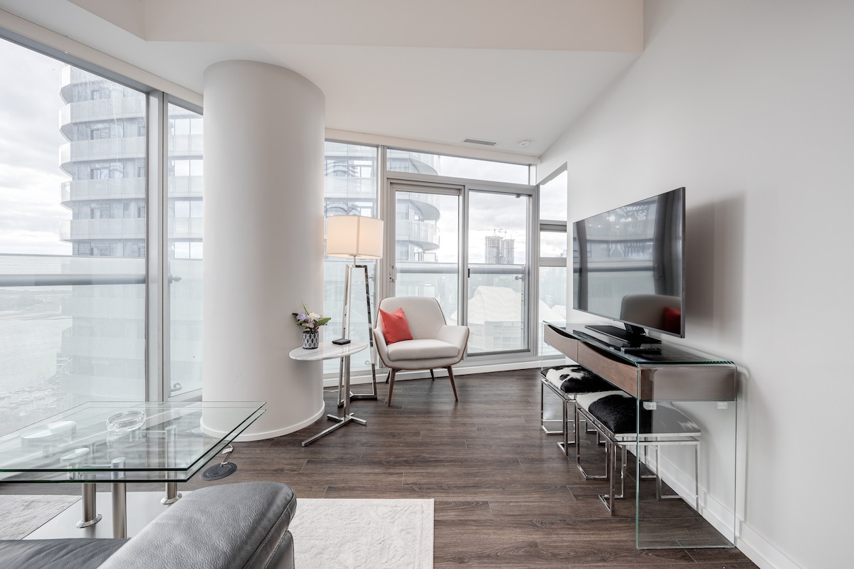 Modern Stylish Condo w/ CN Tower view+Free Parking