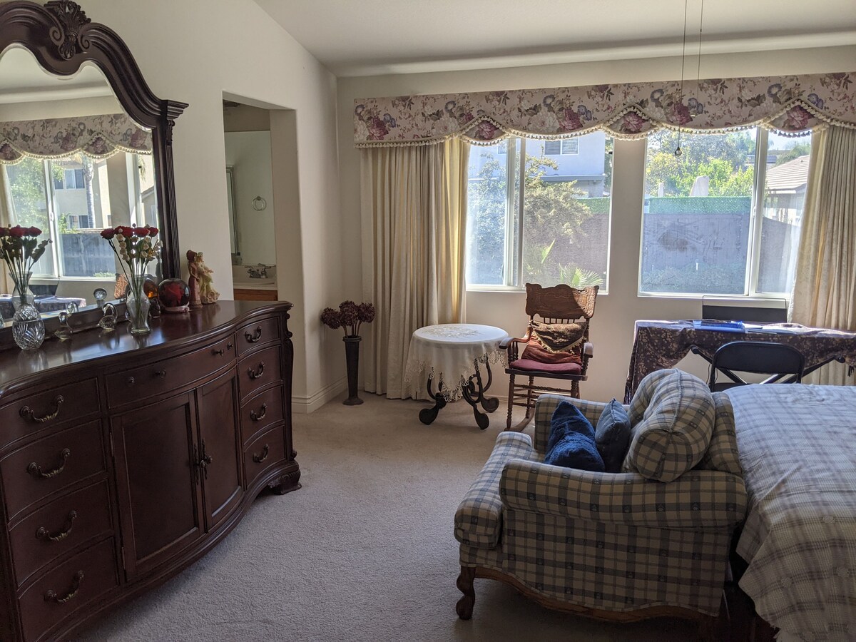 A Master Bedroom w/t private bathroom, near UCR.