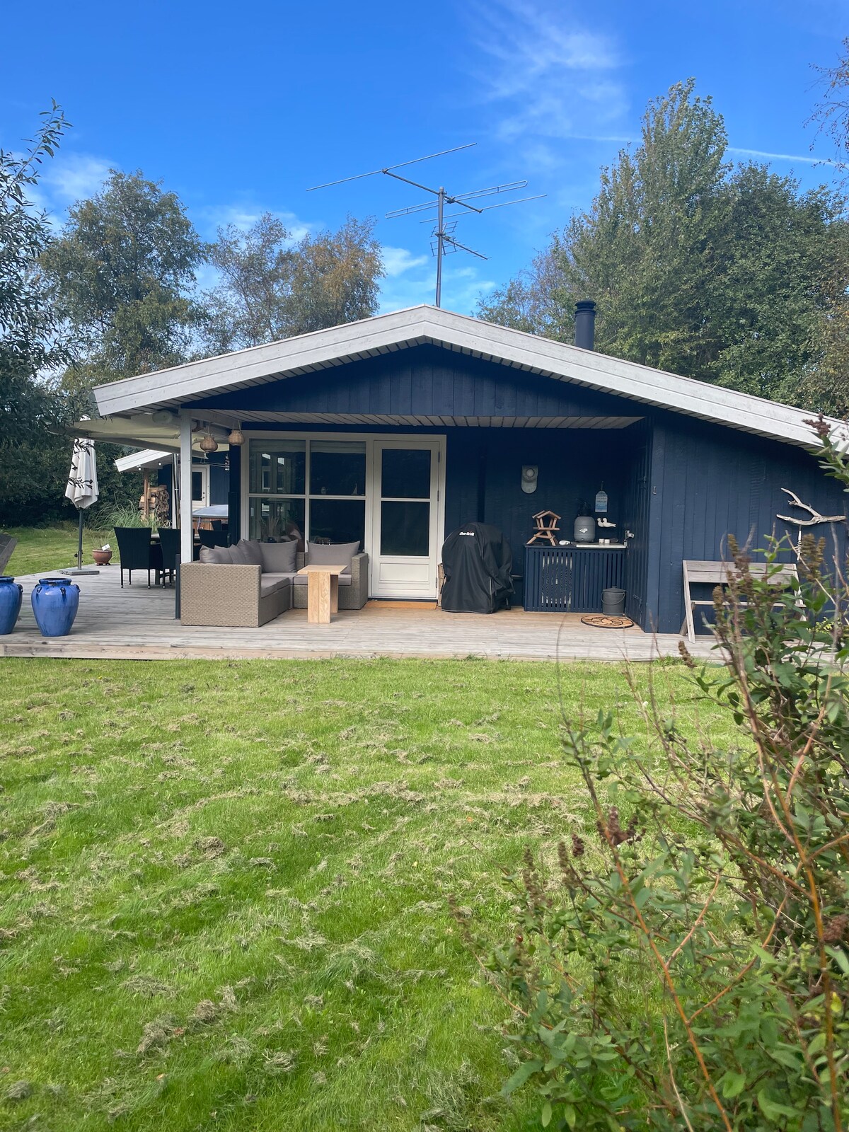 Hyggeligt sommerhus med vildmarksbad og strand.