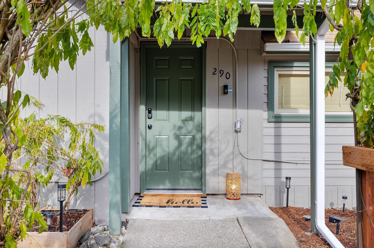 Creek-side oasis! Newly renovated home w/hot tub!