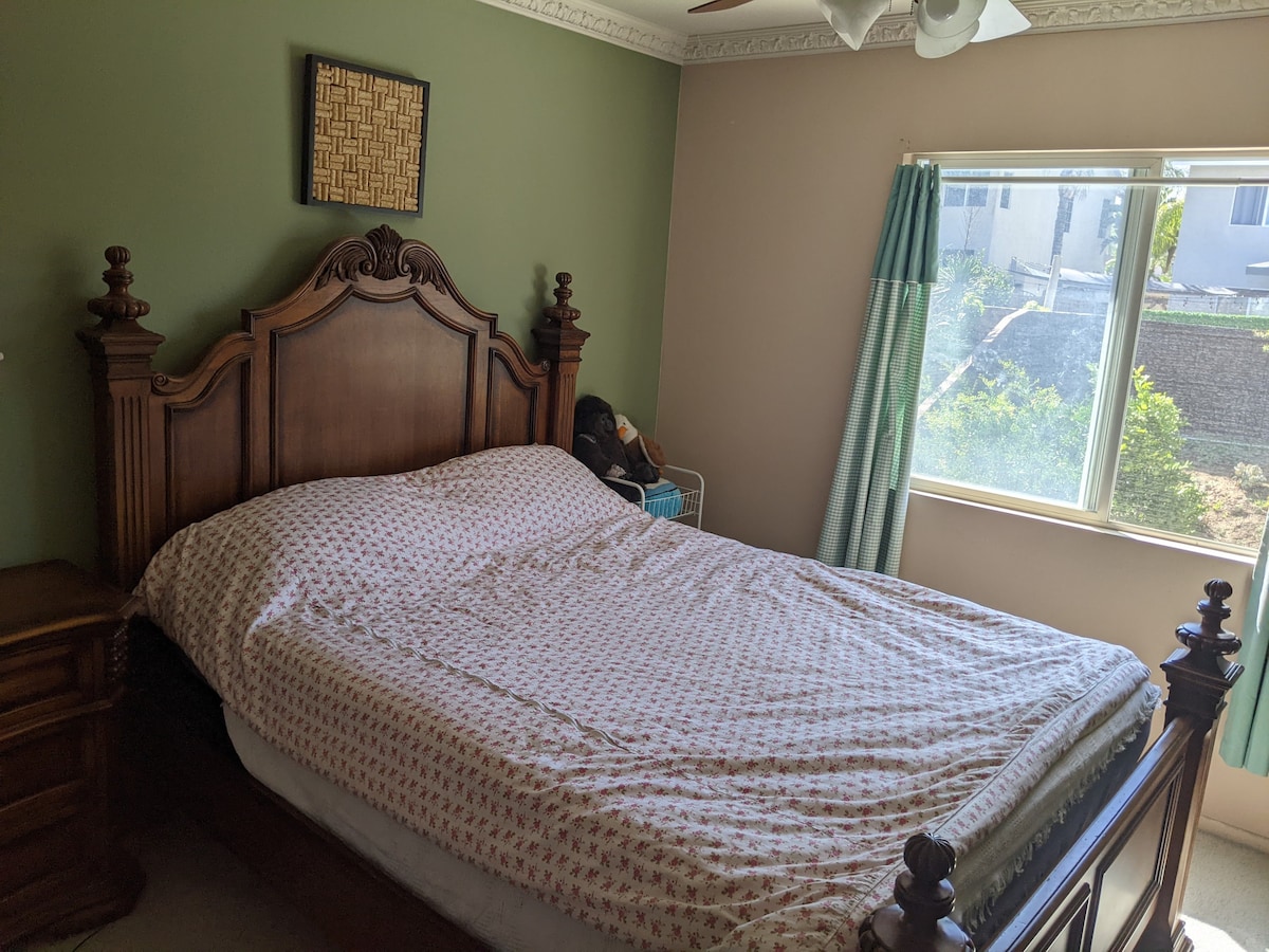 A King-sized, quiet bedroom near UCR