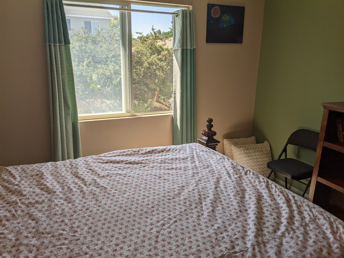 A King-sized, quiet bedroom near UCR