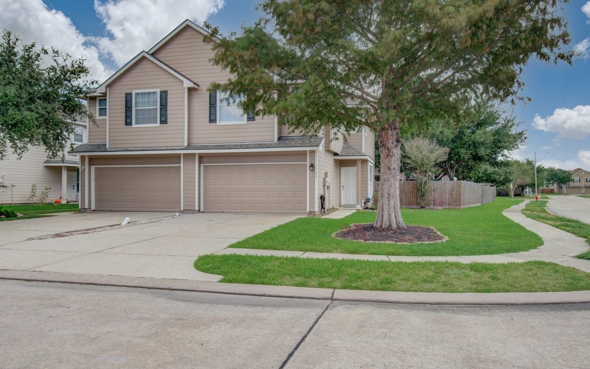 Lovely Family Home with Backyard and Garage!