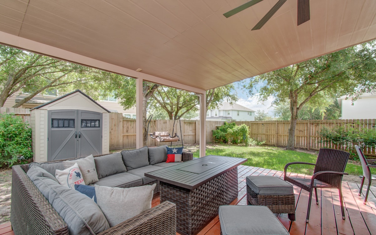 Lovely Family Home with Backyard and Garage!