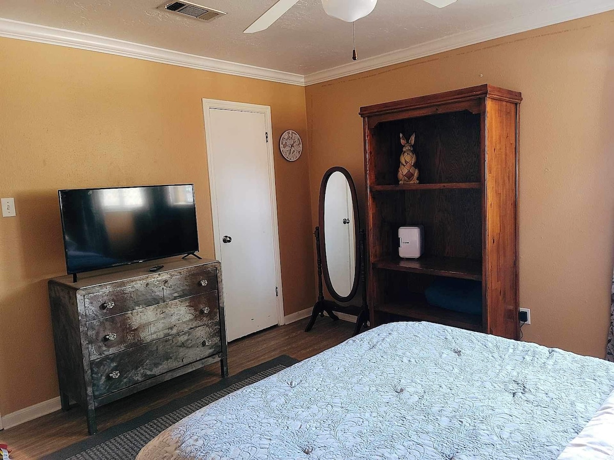Room close to old Downtown Conroe