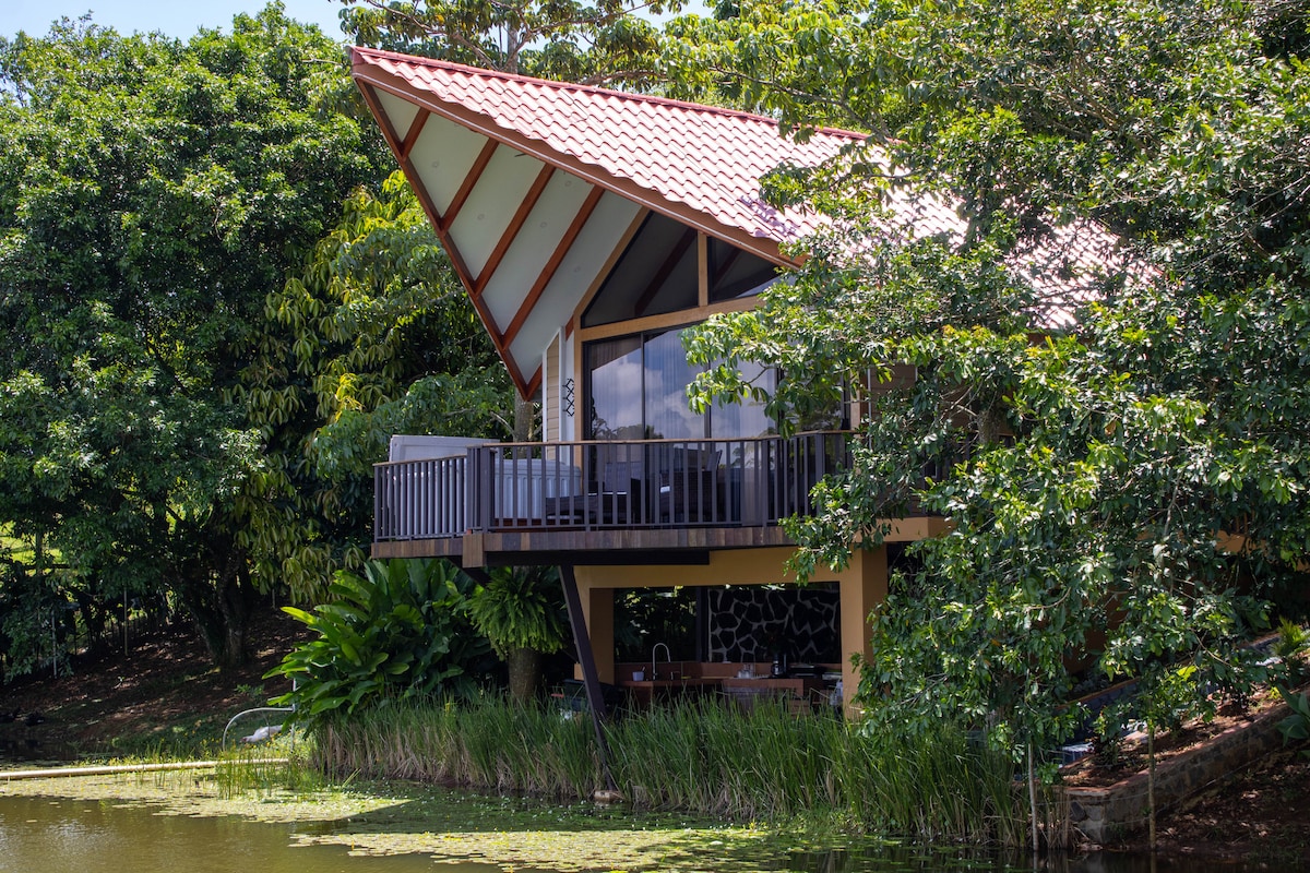 带按摩浴缸的湖畔小木屋