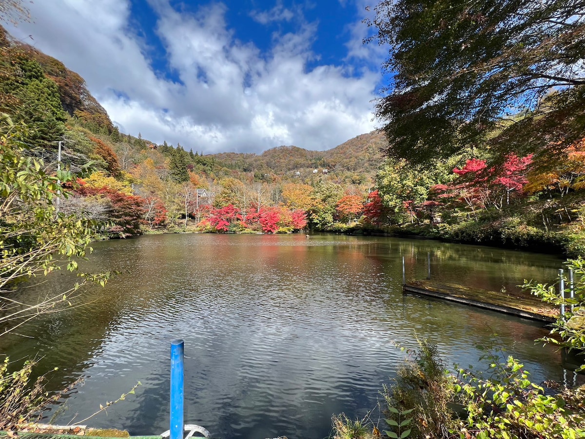 Tranquil Lakeside: New Villa 15 Mins from Station